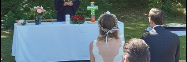 Eine Hochzeit im grünen Garten, Pfarrer und Altar mit Tischdecke, Brautpaar 