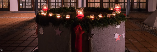 Adventskranz auf dem Brunnen in Putzbrunn