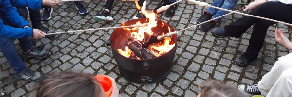 Stockbrot über einer Feuerschale