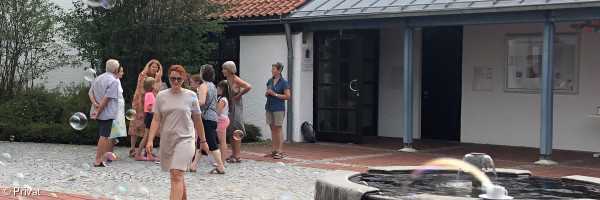 Kinder spielen beim "Ukraine Kinder-Fest" im Innenhof des Putzbrunner Kirchenzentrums