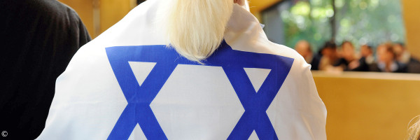 Frau mit Israelflagge