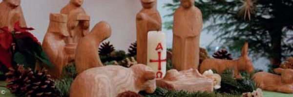 Krippenfiguren aus Holz aufgebaut in St. Martin