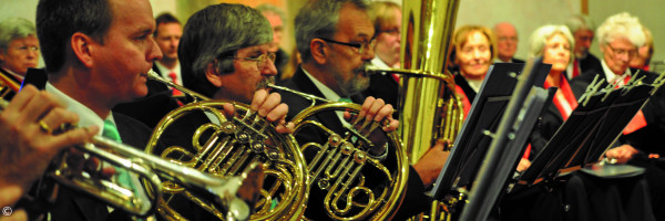 Der Posaunenchor spielt bei einem Konzert