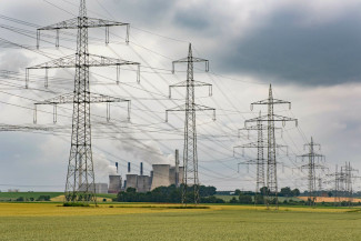 Strommasten vor Kohlekraftwerk am Tagebau Garzweiler in NRW