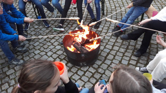 Stockbrot über einer Feuerschale