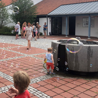 Kinder spielen beim "Ukraine Kinder-Fest" im Innenhof des Putzbrunner Kirchenzentrums