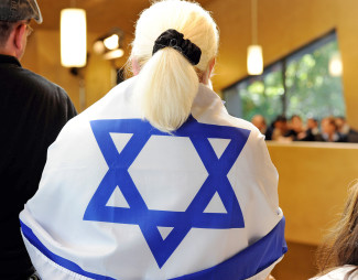 Frau mit Israelflagge