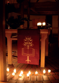 Kerzen vor dem Altar der Jubilatekirche