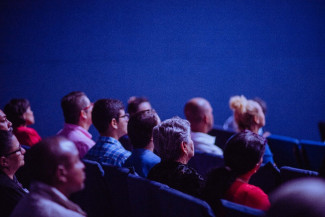 Menschen sitzen in einem Kinosaal